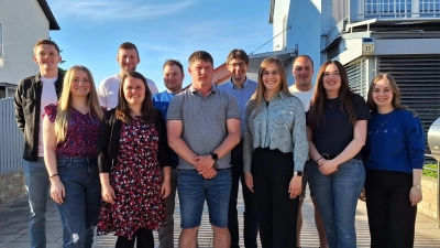 Die bisherige Präsidentin Daniela Fleißner (Erste von links) wird zur Ehrenpräsidentin ernannt und bleibt dem FV Genau weiterhin als Mitglied des 11er Rats erhalten. Christopher Fröhlich (Mitte) freut sich als neuer Vorstand auf die kommenden Faschingsumzüge. Nicole Rösch (Dritte von rechts) unterstützt ihn als 2. Präsidentin mit dem kompletten Team des Elferrats dabei, unvergessliche Momente zu gestalten, wenn „Altenstadt Genau” wieder in den Straßen ertönt.  (Bild: Christoph Gollwitzer)