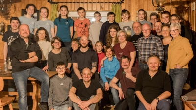 Familiengruppe in der Steinwaldhütte (Bild: Thomas Betz)