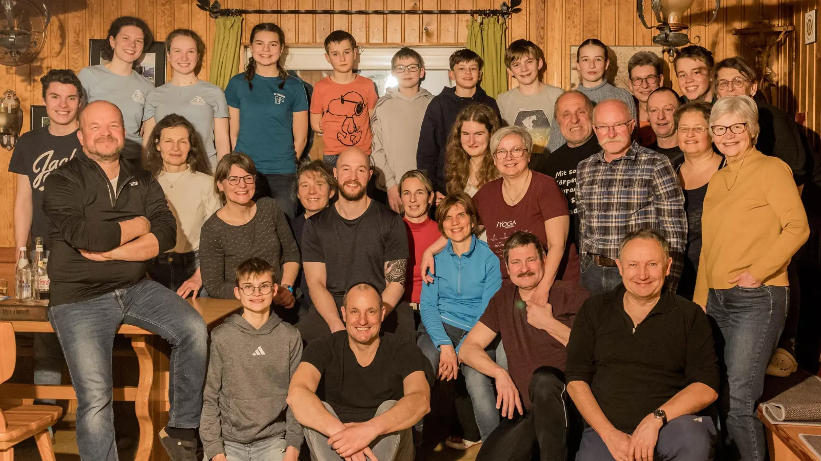 Familiengruppe in der Steinwaldhütte (Bild: Thomas Betz)