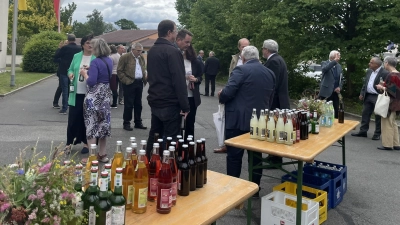 Viele Festgottesdienstbesucher haben die Einladung des Pfarrgemeinderates zu einem Umtrunk für einen Austausch genutzt (Bild: Maria Schlögl)