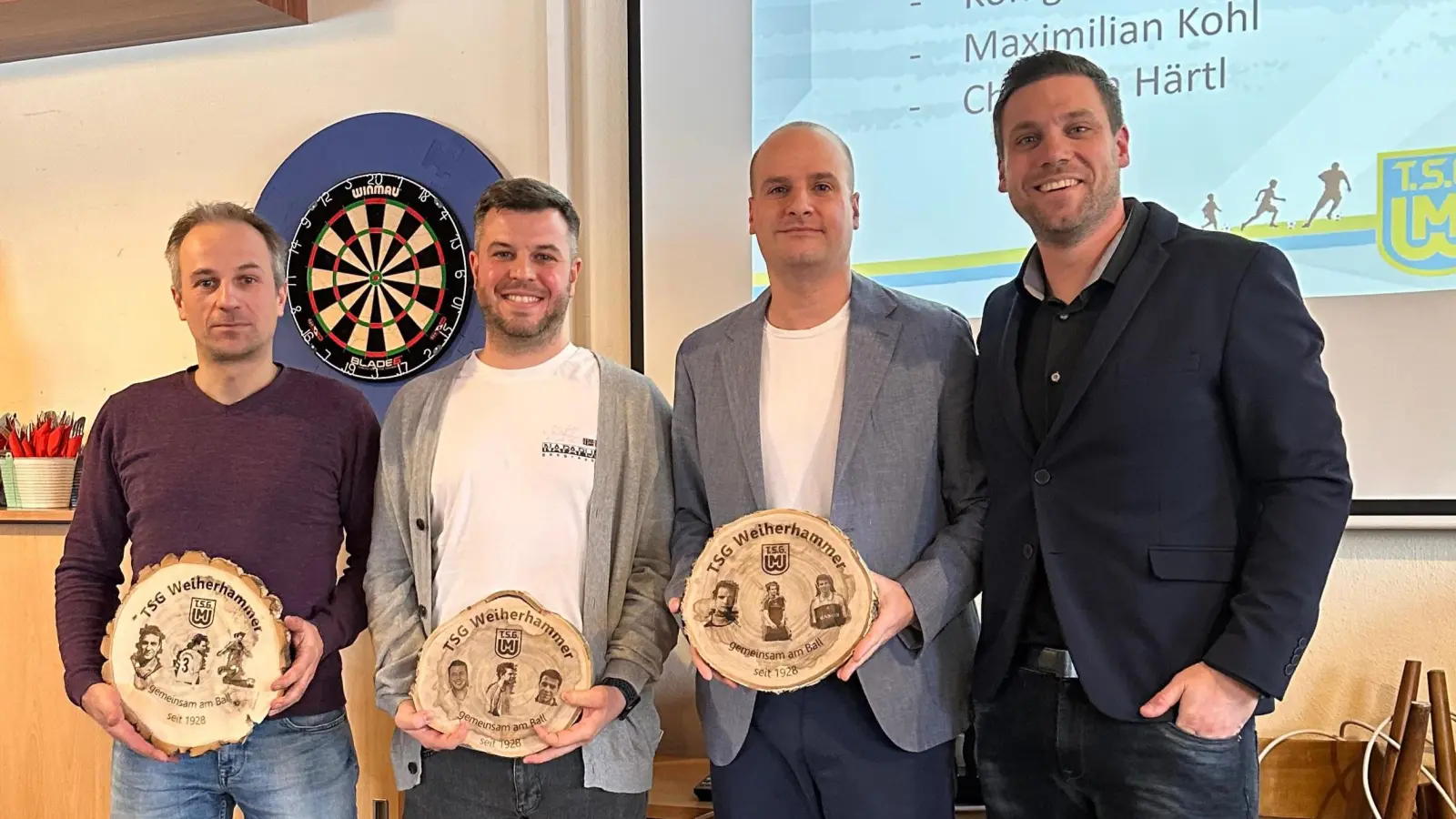 Abteilungsleiter Steger (rechts) verabschiedet König, Kohl und Härtl (von links) (Bild: Julian Kraus)