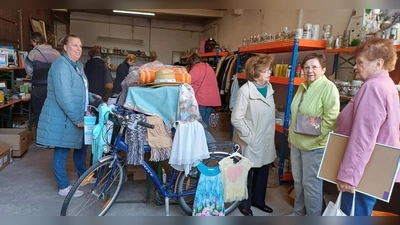 Beim Frühjahrs-Flohmarkt der CSU-Frauen-Union herrschte im ehemaligen städtischen Bauhof reger Kundenandrang. Unter der Regie der FU-Vorsitzenden Stadträtin Michaela Meier (2. von links) und von 2. Bürgermeisterin Bärbel Birner (2. von rechts) wurde dieser problemlos bewältigt.<br><br><br> (Bild: Werner Schulz)