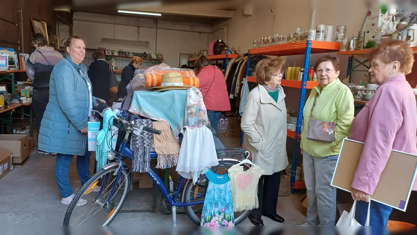 Beim Frühjahrs-Flohmarkt der CSU-Frauen-Union herrschte im ehemaligen städtischen Bauhof reger Kundenandrang. Unter der Regie der FU-Vorsitzenden Stadträtin Michaela Meier (2. von links) und von 2. Bürgermeisterin Bärbel Birner (2. von rechts) wurde dieser problemlos bewältigt.<br><br><br> (Bild: Werner Schulz)