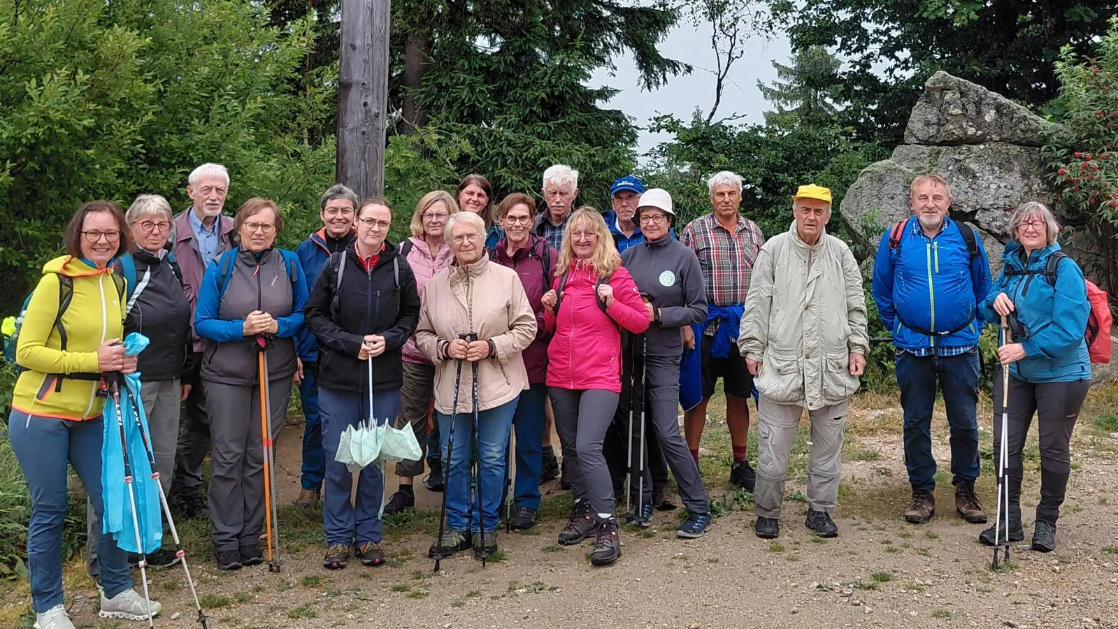 Die Genusswanderer des FGV Neusorg am Ochsenkopf-Gipfel. (Bild: Roswitha Schraml)