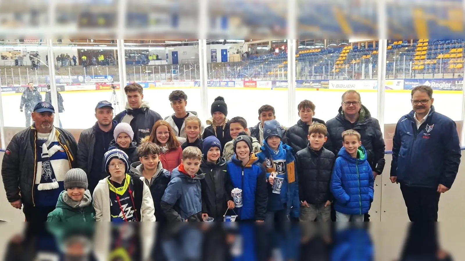 die D-Jugend der Spielgemeinschaft Illschwang/Schwend im Eisstadion in Weiden; (links) Trainer Armin Gräml und (rechts) Geschäftsführer Franz Vodermeier von den Blue Devils (Bild: Norbert Weis)