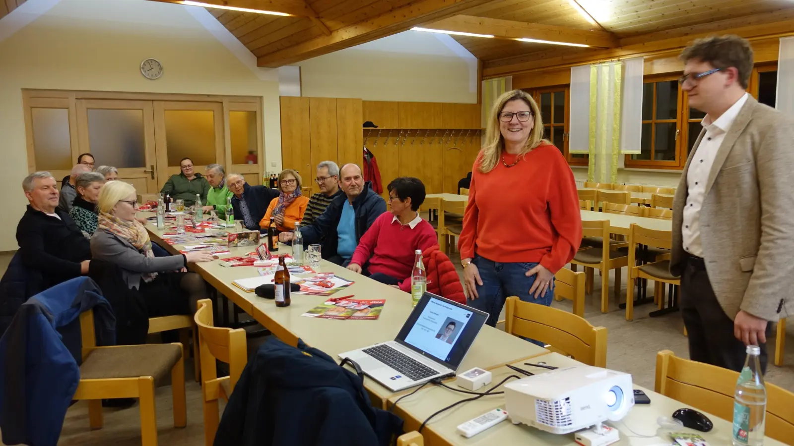 SPD-Stadtratskandidat und Rechtsanwalt Julius Schmidl (rechts im Bild) informierte die Hirschauer Gewerbetreibenden zu Verkauf und Übergabe eines Unternehmens. Eingeladen zu der Veranstaltung hatte der SPD-Ortsverein zusammen mit Bürgermeisterkandidatin Beate Dietrich (2. von rechts). (Bild: Lisamarie Schmidl)