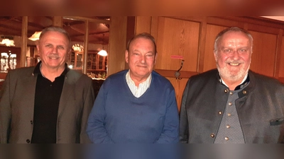 Josef Hetzenecker (Mitte) wurde für 50 Jahre Mitgliedschaft geehrt. Links Robert Weiß, Ortsvorsitzender. Rechts Bürgermeister Anton Peter.<br> (Bild: Gerhard Doerfler )