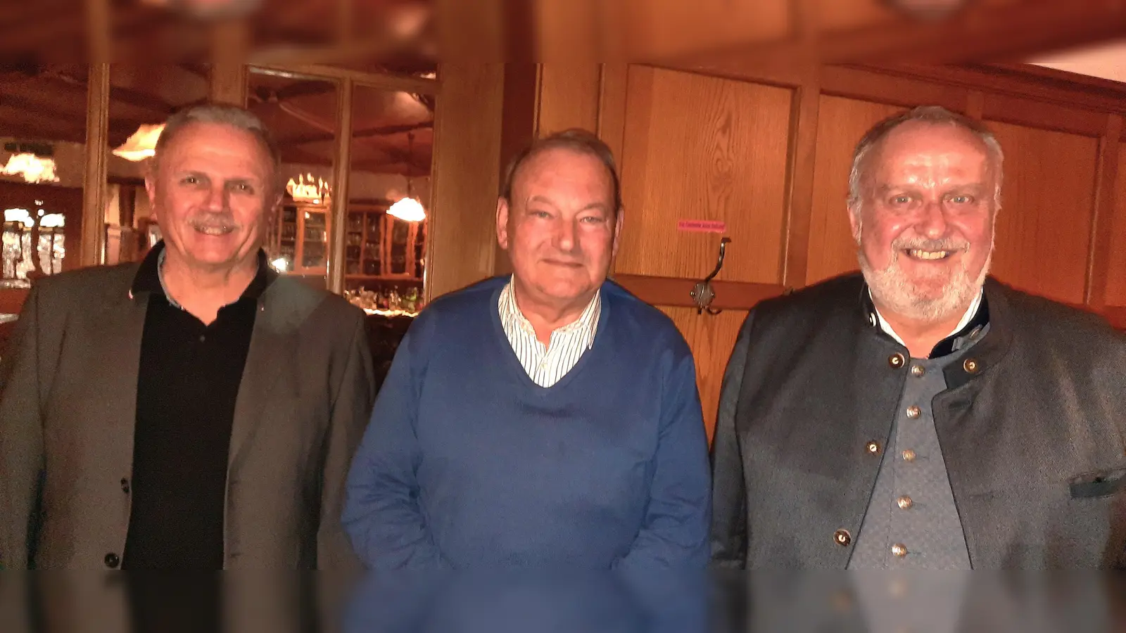 Josef Hetzenecker (Mitte) wurde für 50 Jahre Mitgliedschaft geehrt. Links Robert Weiß, Ortsvorsitzender. Rechts Bürgermeister Anton Peter.<br> (Bild: Gerhard Doerfler )