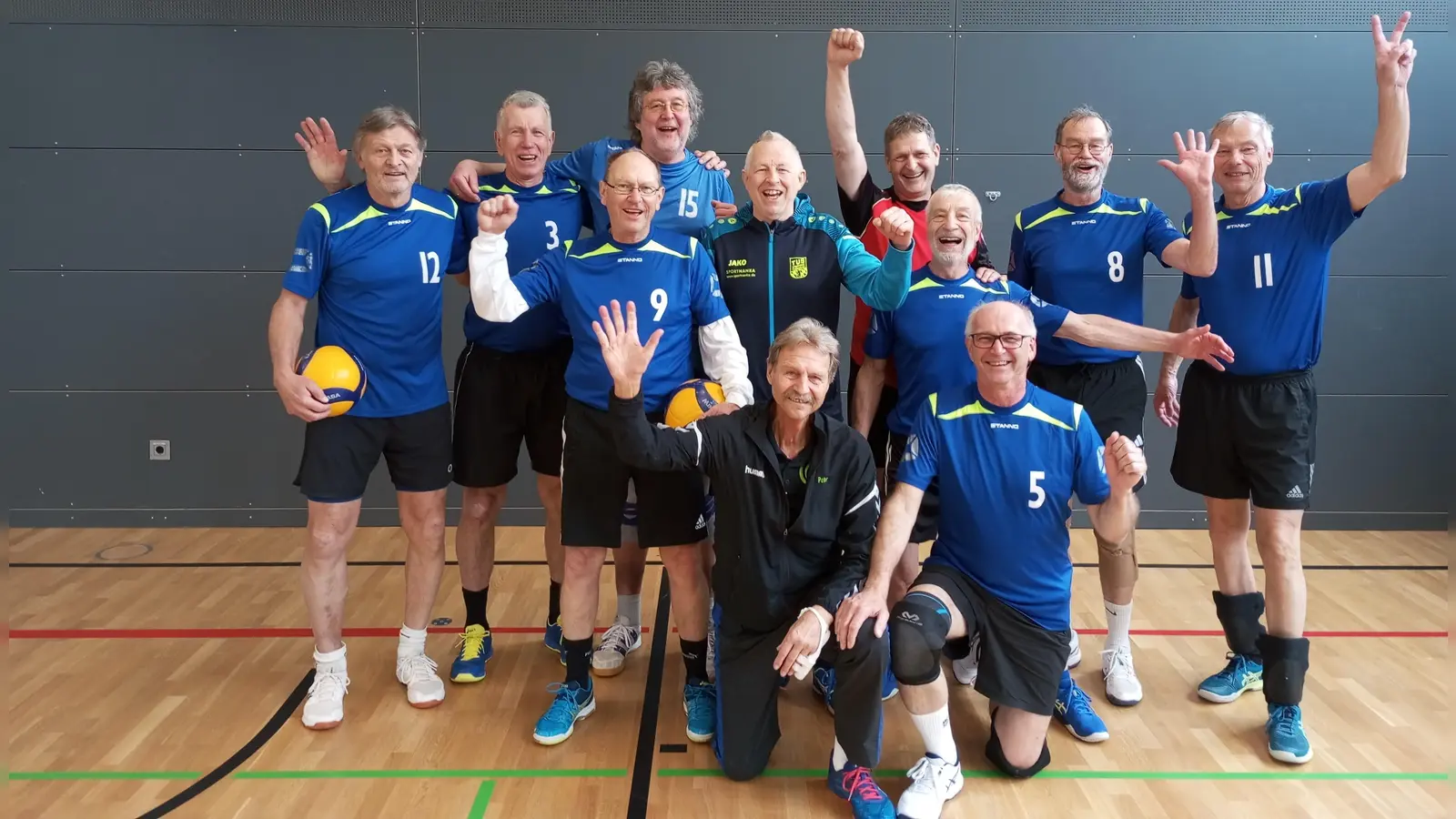 Die M 64 Senioren vom VCDJK Amberg sind Bayerischer Meister und jubeln über die Fahrkarte zur Deutschen Meisterschaft nach Dresden. Unser Bild zeigt das Team um Coach Peter Kramer (vorne links). (Bild: Werner Schmitt)