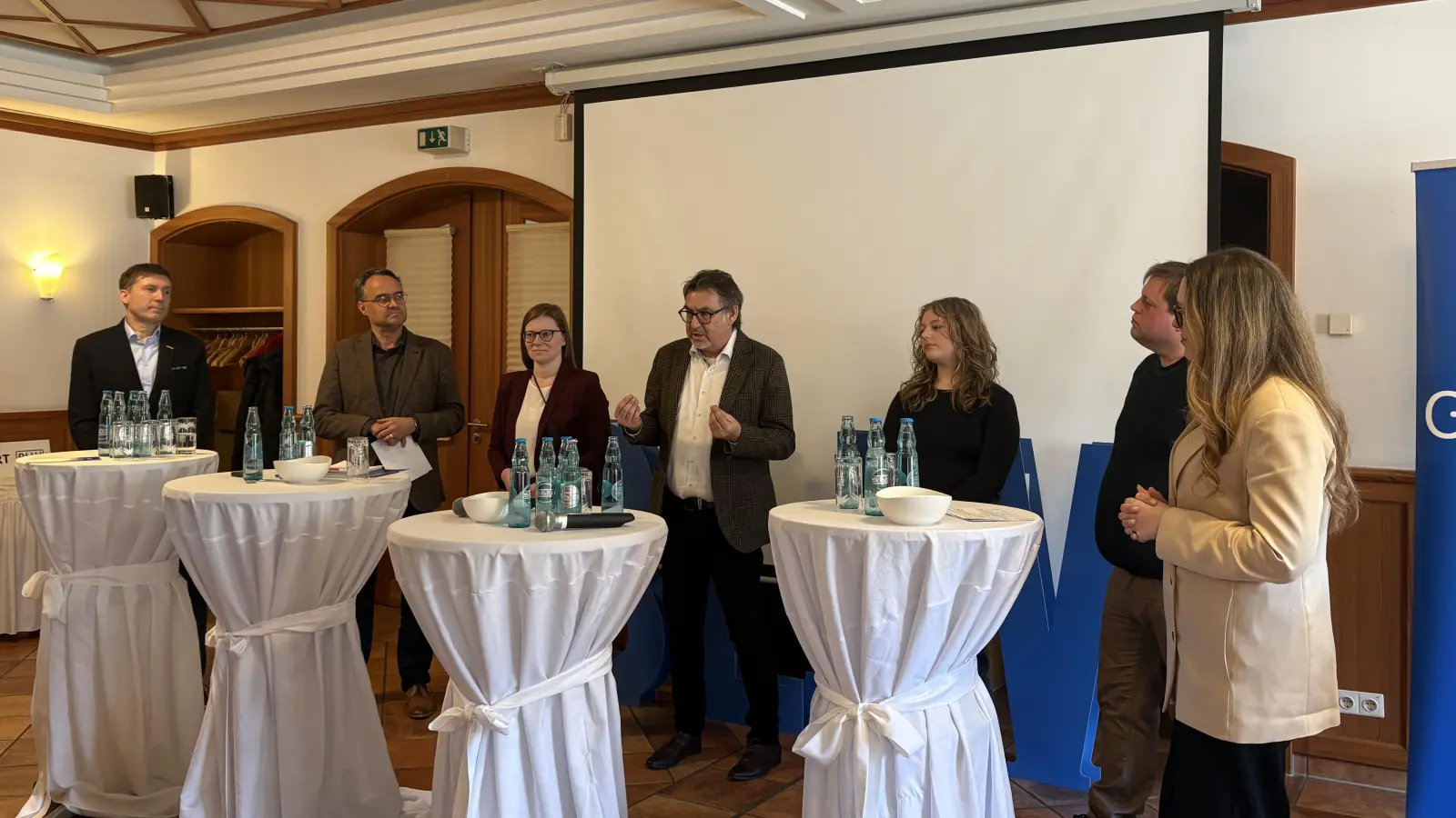 Die Mitglieder der Podiumsdiskussion diskutieren über das Thema Bildungsgerechtigkeit. (Bild: Vicky Edl)