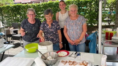 Fast 200 Köichln backten die SPD-Frauen für die Bewohnerinnen und Bewohner des Seniorenheims in Schnaittenbach unter der Leitung von Bärbel Grützner (links) heraus. (Bild: Uwe Bergmann)