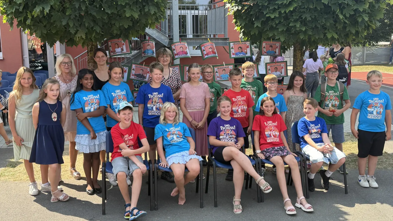 Die bisherige vierte Klasse wurde von der Wolfgang-Caspar-Printz Grundschule Waldthurn verabschiedet. (Bild: Franz Völkl)