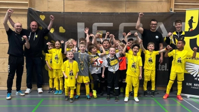 Freude herrschte bei den F-Junioren des Veranstalters, denn eine der beiden teilnehmenden Teams gewann den Pokal. (Bild: Achim Neupert)