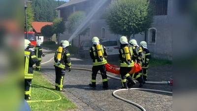 Sicherung der Verletzten (Bild: Dominik Buchbinder)