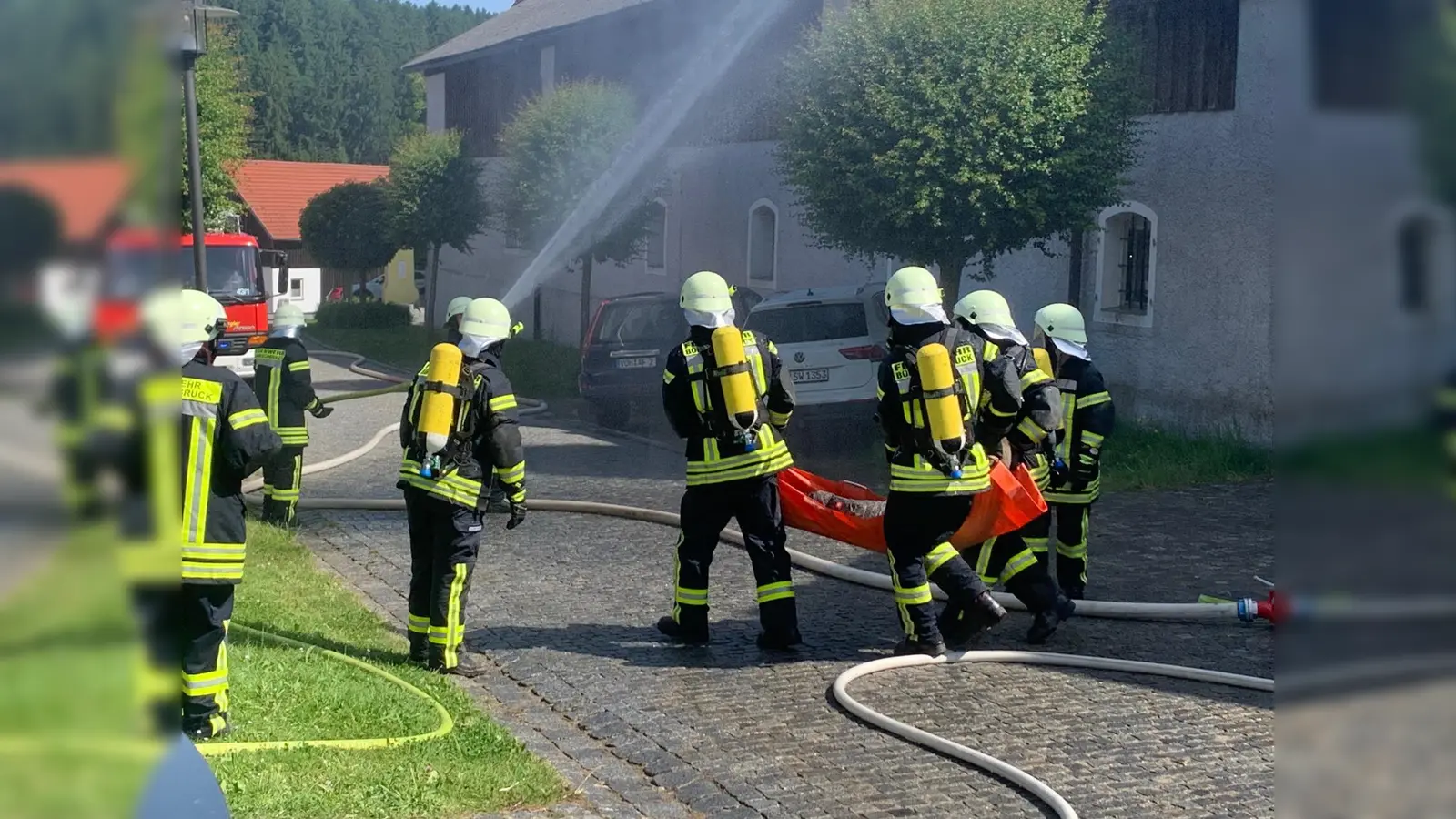 Sicherung der Verletzten (Bild: Dominik Buchbinder)