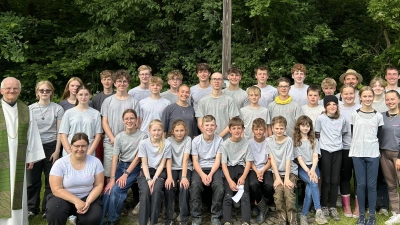 Stadtpfarrer Josef Häring kam nach Gleiritsch und feierte mit seinen Ministranten Gottesdienst.  (Bild: mas)