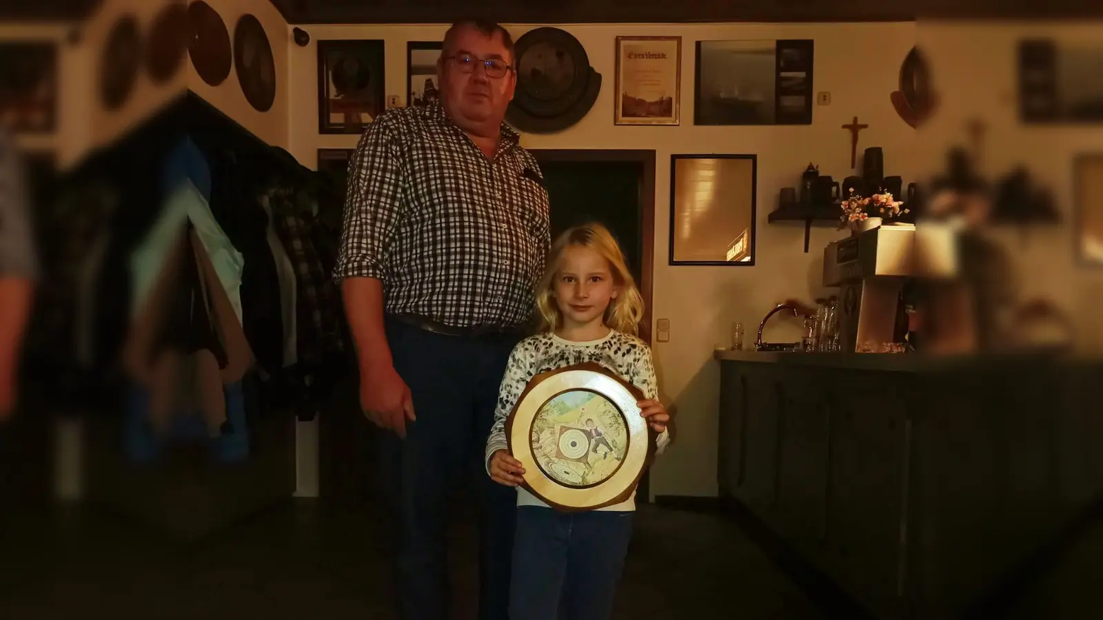 Jugenleiter Richard Meisinger übergibt die Kirchweihscheibe der Schülerklasse an die Gewinnerin Eva Linsmeider.  (Bild: Kerstin Wild)