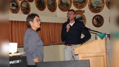 Für das Katholische Landvolk Burkhardsreuth (links Vorsitzende Rita Hey) enthüllte Geoparkranger Stefan Schäffler Geheimnisse aus der Geschichte der Mirga-Flur. (Bild: Bernhard Piegsa )