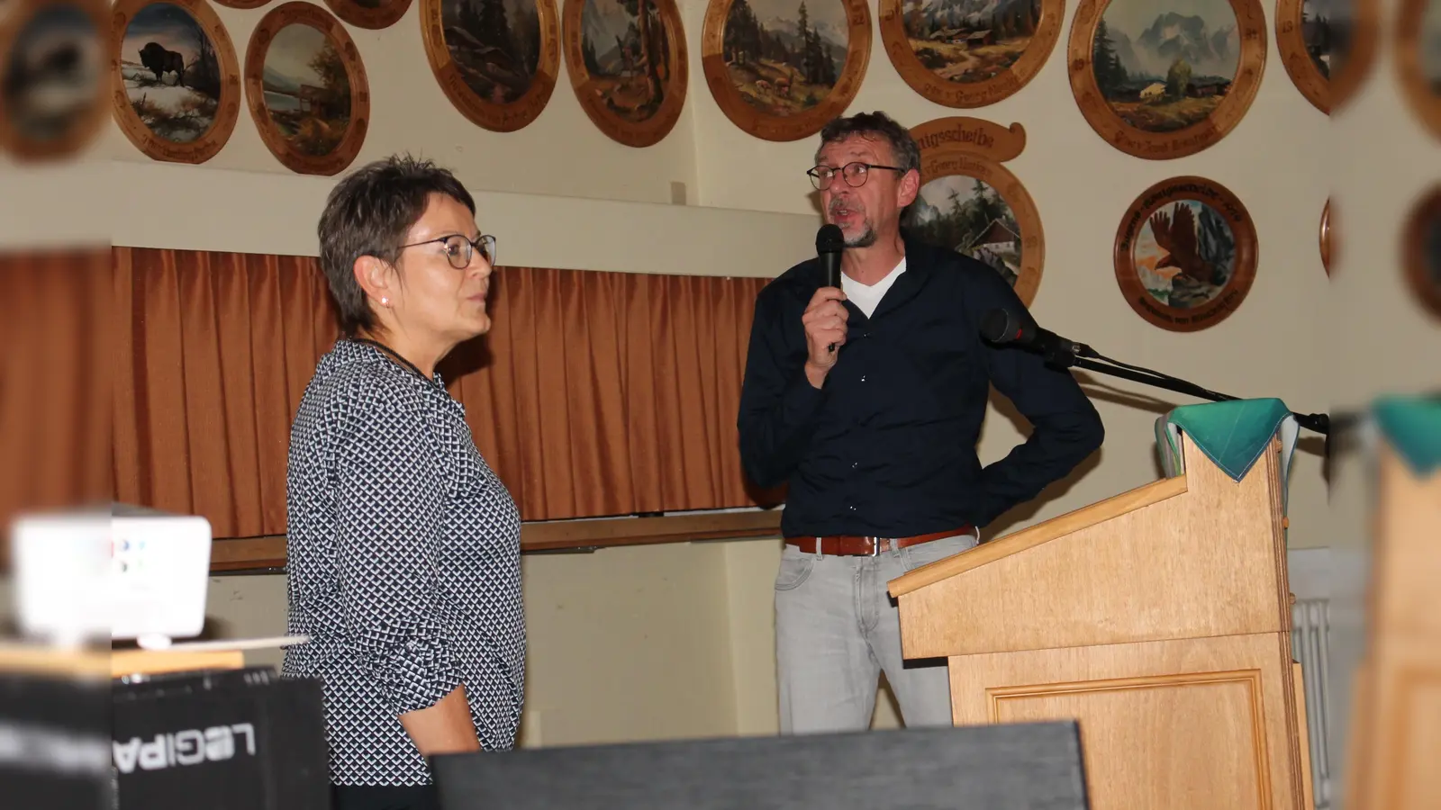 Für das Katholische Landvolk Burkhardsreuth (links Vorsitzende Rita Hey) enthüllte Geoparkranger Stefan Schäffler Geheimnisse aus der Geschichte der Mirga-Flur. (Bild: Bernhard Piegsa )