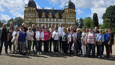 Die Chorgemeinschaft Ebnath-Pullenreuth vor dem Schloß Seehof in Memmelsdorf mit Chorleiter Alexander Hecht und Reiseleiterin Karin Kuhbandner. (Bild: Alexander Hecht)