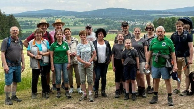 Die Teilnehmer der ARGE-Wanderung mit Organisator Josef Enslein (links) in Ödpielmannsberg (Bild: Sandra Liegl)