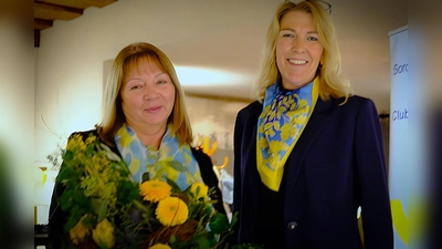 Die Past-Präsidentin des Soroptimist-Clubs Amberg-Sulzbach Heidi Heckmann (rechts) und ihre Nachfolgerin Susanne Schwab bei der Amtsübergabe. (Bild: Susan Batten-Seidl)