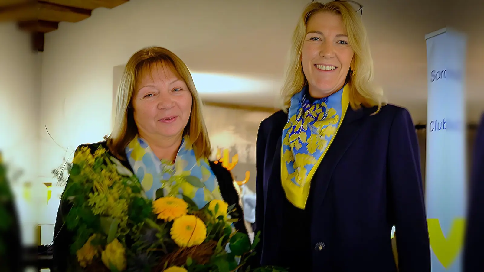Die Past-Präsidentin des Soroptimist-Clubs Amberg-Sulzbach Heidi Heckmann (rechts) und ihre Nachfolgerin Susanne Schwab bei der Amtsübergabe. (Bild: Susan Batten-Seidl)