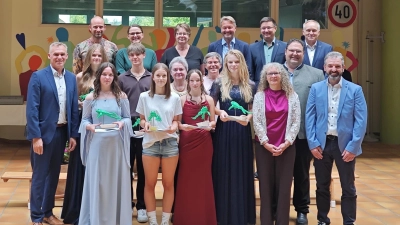 Im Verlauf des Feier wurden herausragende Leistungen einzelner <br>Schüler besonders gewürdigt, Reihe vorne (v.l.), Alexandra Huck (M10.1/1,4), Annalena Deichler (M9/1,0), Celin Pilz (9c/1,9), Laura Stier (9a/2,0), 3. Bürgermeisterin Yvonne Rösel, 1. Bürgermeister Gemeinde Birgland Elmar Halk. Mitte: Rektor Peter Danninger, Zoe Fenzel (M10.2/1,3) Wadim Grekow (9b/1,6), Studienrätin Gabriele Swandulla, Studienrätin Petra Rumpler, 1. Bürgermeister Gemeinde Neukirchen Christian Beyer. Hintere Reihe: Lehrer Tobias Bucek, Lehrerin Verena Gall, Studienrätin Andrea Schall, Studienrat Christian Biersack, 2. Bürgermeister Gemeinde Illschwang Benjamin Hiltl. (Bild: Krötensee-Mittelschule)