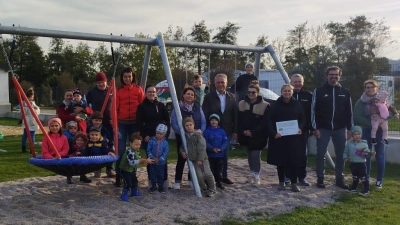 Gemeinsam geht es besser: Es gratulierten AOVE-Vertreterin Sabine Weber (4. von rechts) und Bürgermeister Hermann Böhm (6. von rechts) (Bild: Carolin Schröter)