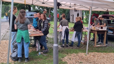 Das eingespieltes OGV-Team rollte am Backofen den Teig aus, damit der Zwiebelkuchen bzw. die Pizza im Holzbackofen knusprig gebacken werden kann (Bild: Sandra Henselmann)