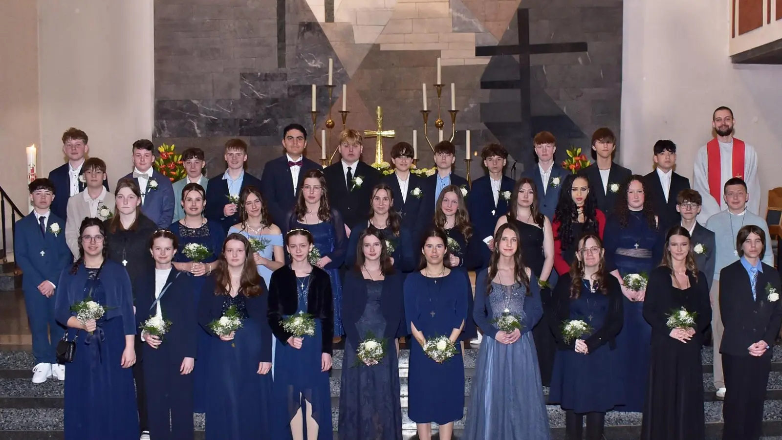 Die 35 konfirmierten Jugendlichen mit Diakon Robert Sesselmann. (Bild: Fotohaus Jäger)