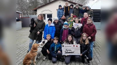 Die Schüler überreichen den Spendenscheck an das Tierheim. (Bild: Daniel Götz)