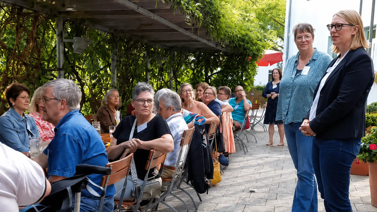 Kerstin Bauer (Kontaktstelle für Selbsthilfegruppen) und Susanne Augustin (Referatsleitung für Jugend, Senioren und Soziales) würdigen das Engagement der Selbsthilfeaktiven. (Foto: Cornelia Lochner)