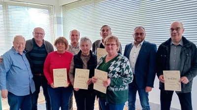 Ehrung von Mitgliedern mit der „Goldenen Bundes-Ehrennadel des Bundes Deutscher Rassegeflügelzüchter”.  (Bild: Josef Pohl)