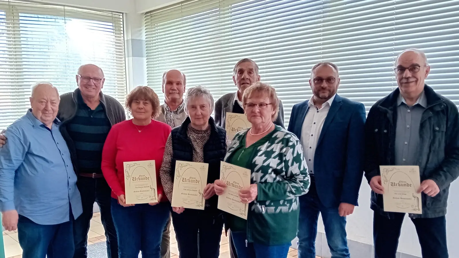 Ehrung von Mitgliedern mit der „Goldenen Bundes-Ehrennadel des Bundes Deutscher Rassegeflügelzüchter”.  (Bild: Josef Pohl)