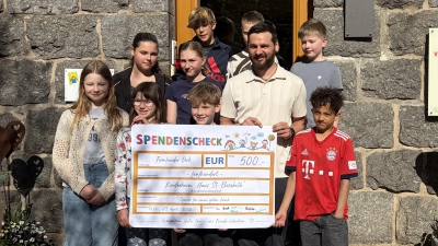 Stolz übergaben die Pirker Firmlinge den Erlös aus dem Osterbrotverkauf den Leiter des Kinderhauses St. Elisabeth, Peter Wasel. (Bild: Nadine Mückl)
