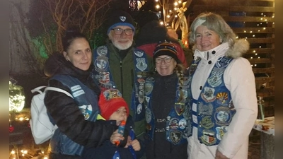 Glühweinstand'l der Blue Knights Germany VII am 3. Advent 2024 mit Loredana und Alessandro Mignini, Georg Arnold, Mara Mayr und Gunda Arnold<br> (Bild: Georg Arnold)