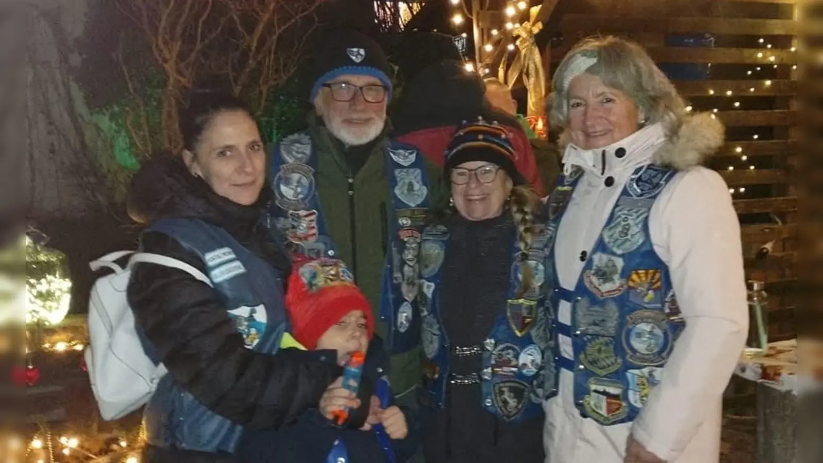 Glühweinstand'l der Blue Knights Germany VII am 3. Advent 2024 mit Loredana und Alessandro Mignini, Georg Arnold, Mara Mayr und Gunda Arnold<br> (Bild: Georg Arnold)