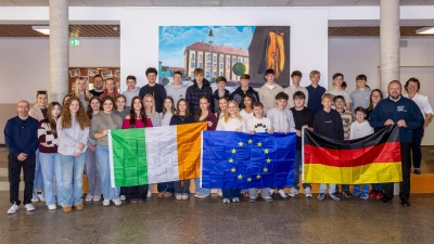 Die irischen Schülerinnen und Schüler, ihre deutschen Austauschpartner, die betreuenden Lehrkräfte aus beiden Ländern sowie die Schulleiterin der Lobkowitz-Realschule, Irene Sebald (1.v.r.) freuten sich über den herzlichen Empfang durch Landrat Andreas Meier (2.v.r.). (Bild: Emely Reis)