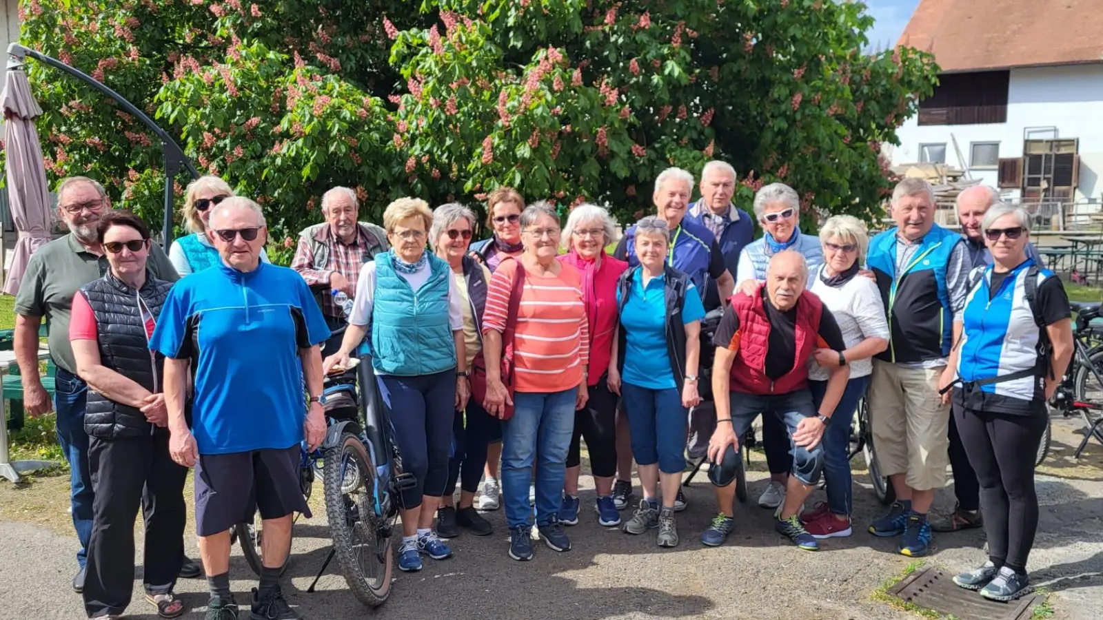 Die Teilnehmer an der Radtour zur Straußenfarm (Bild: Gabi Ernst)