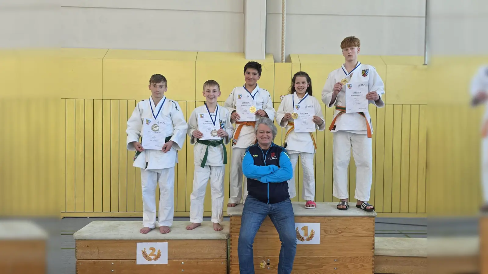 Die erfolgreiche U15 mit Trainer Manfred Schmid (Bild: Yvonne Lösch)