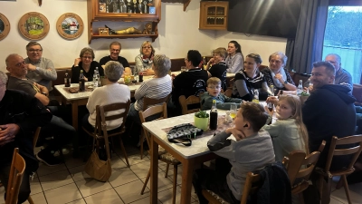 Gäste beim Ostereierschießen. (Bild: Paula Zant)