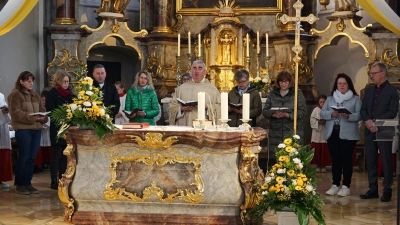 Der neu gewählte Pfarrgemeinderat versammelte sich um den Altar und bat um Gottes Segen für die kommende Amtszeit. Weitere Informationen auch auf der Homepage der Pfarrei Oberviechtach. (Bild: Martin Uschold)
