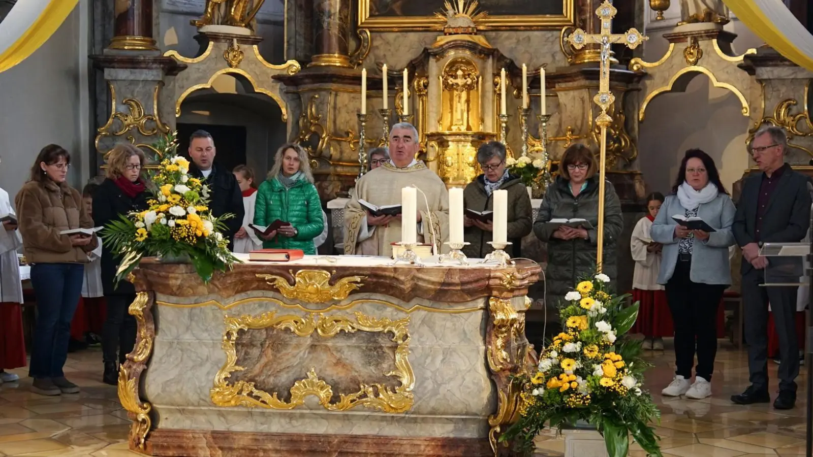 Der neu gewählte Pfarrgemeinderat versammelte sich um den Altar und bat um Gottes Segen für die kommende Amtszeit. Weitere Informationen auch auf der Homepage der Pfarrei Oberviechtach. (Bild: Martin Uschold)