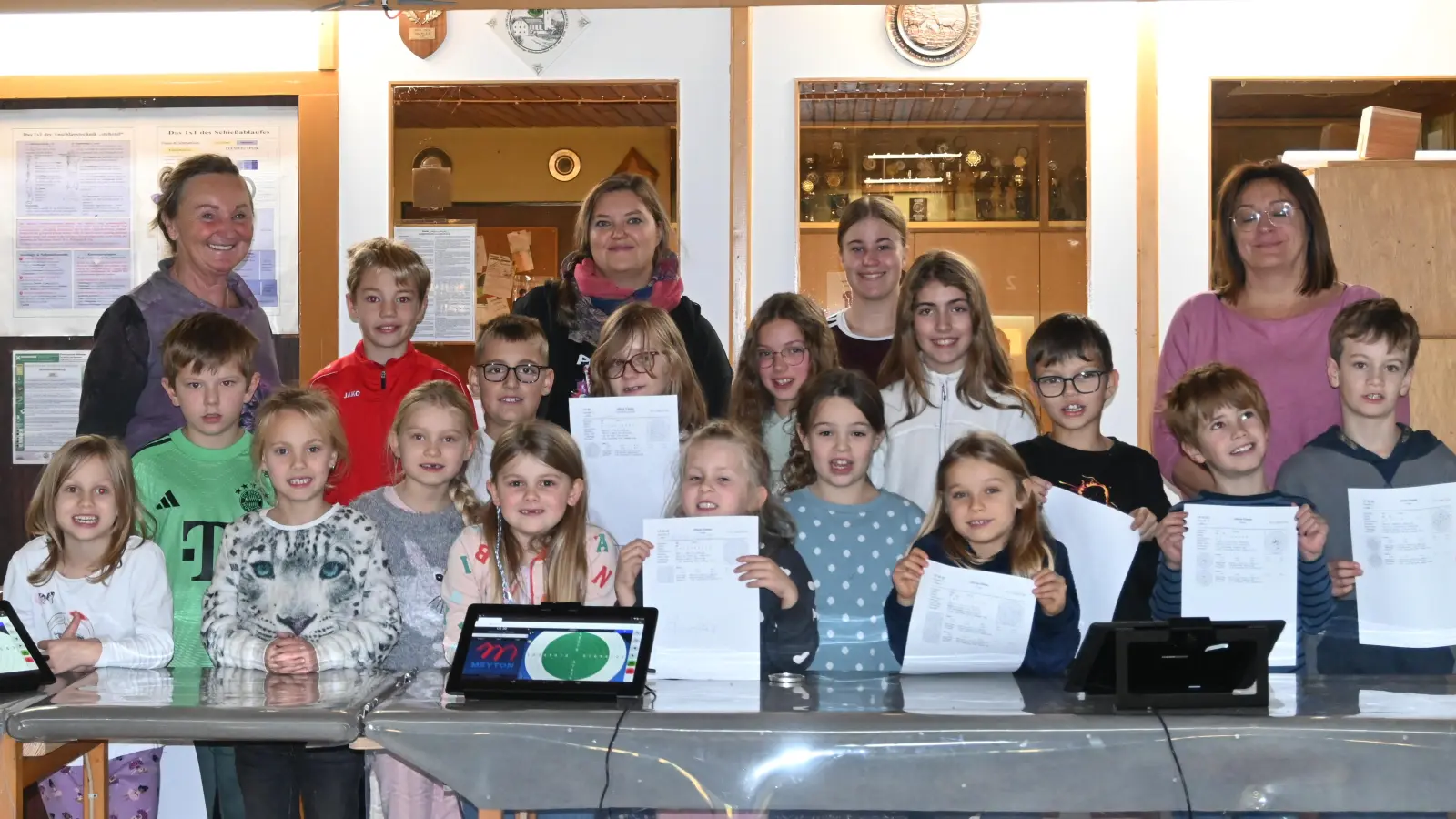 Kinderferienprogramm 2025 bei der Schützengesellschaft 1925 Moosbach e.V. <br>Foto hintere Reihe von links nach rechts Birgit Gerlach, Theresa Guttenberger (Sportleiterin), Katharina Kleber und Petra Bäumler (Bild: Jutta Fuchs)