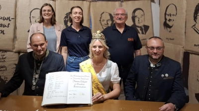 Die Honigkönigin Ramona I. verewigte sich mit Eslarner Bürgermeister Thomas Kleber (li) und Waidhauser Bürgermeister Markus Bauriedl (re), sowie (hinten v.l.) Regionalmanagerin Katharina Haas, der örtlichen Imkervorsitzenden Manuela Forster und Stellvertreter Johann Seibert im Goldenen Buch der Marktgemeinde Eslarn. (Bild: Karl Ziegler)