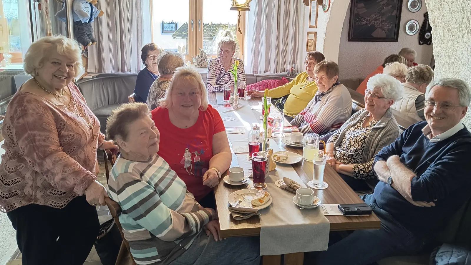 Ein treuer Gast bei den Seniorentreffen ist Bürgermeister Ludwig Prögler. Mit Helga Adlhoch (stehend) (Bild: Nikolaus Scherr)