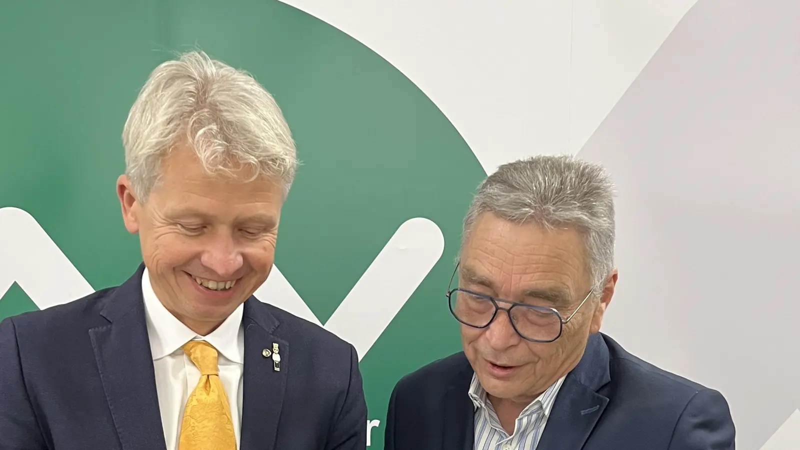 OTH-Präsident Prof. Clemens Bulitta (links) und Fördervereinsvorsitzender Günther Kamm sprechen bei der Mitgliederversammlung des Vereins über den Kurz-Jahresbericht der Bildungseinrichtung. (Bild: Viola Vogelsang-Reichl )