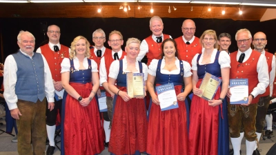 Bei der Jurablaskapelle Pilsheim wurden langjährige Musikerinnen und Musiker geehrt. Dazu gratuliert der stellvertretende Bezirksvorsitzende Ferdinand Münch (li.) (Bild: Paul Böhm)