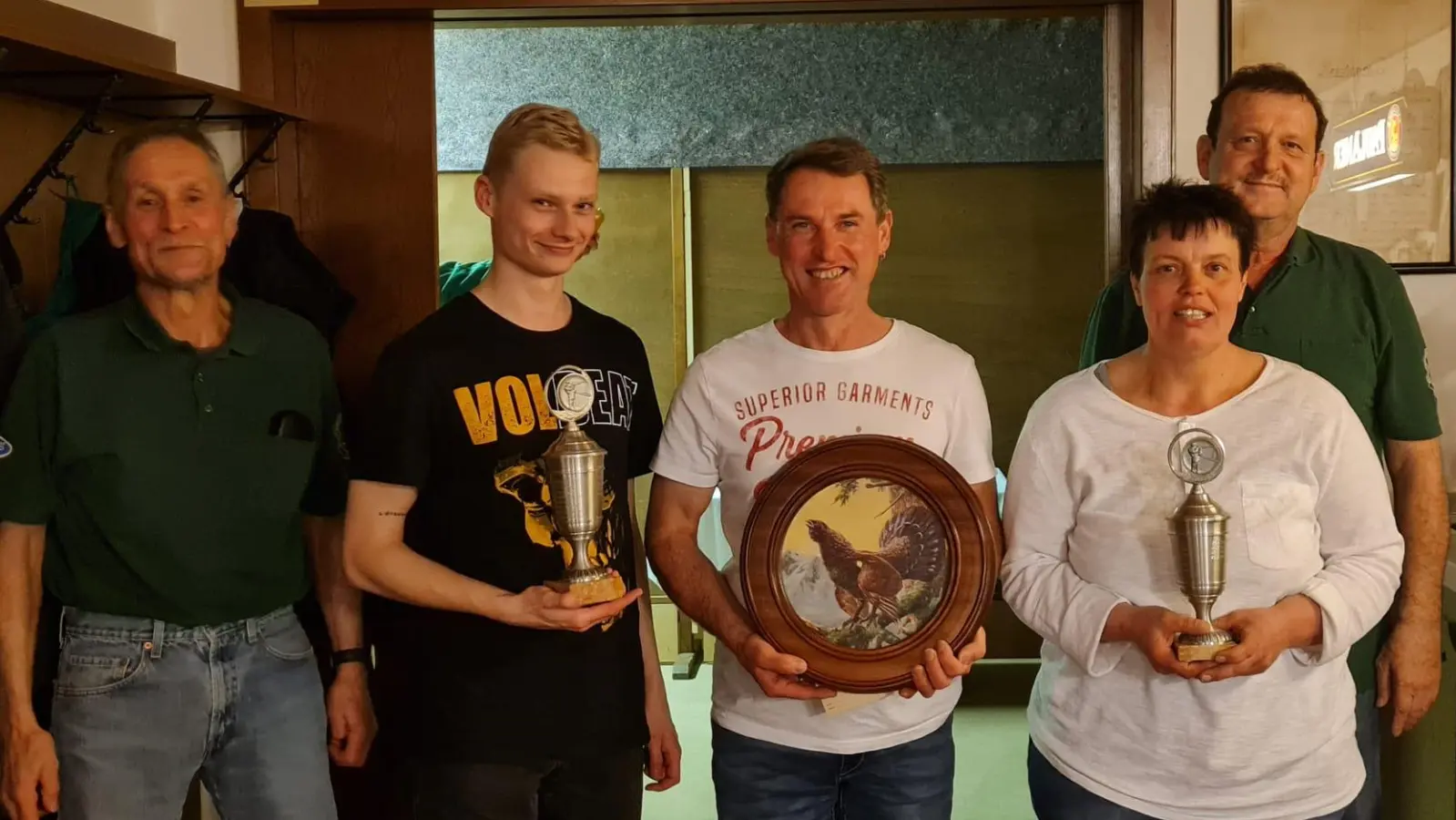 2.Schützenmeister Michael Knott, Matthias Müller mit dem Herrenpokal, Markus Ebnet gewann die Ehrenscheibe, Monika Ried als Gewinnerin des Damenpokals und 1 Schützenmeister Helmut Werner (von links).  (Bild: Corinna Ebnet)